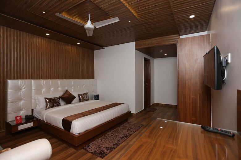 Oyo 10076 Hotel Skylark