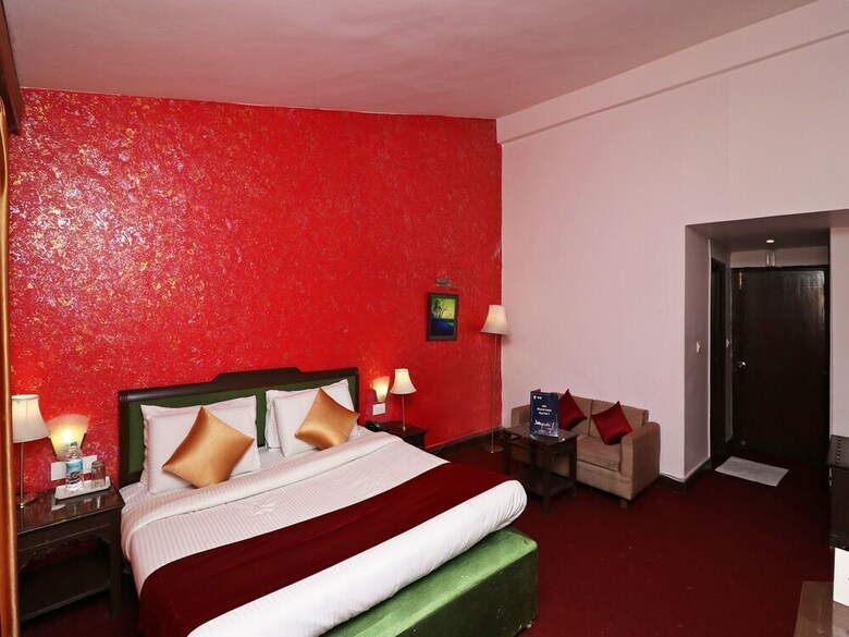 Hotel Oyo 9735 Vasant Palace