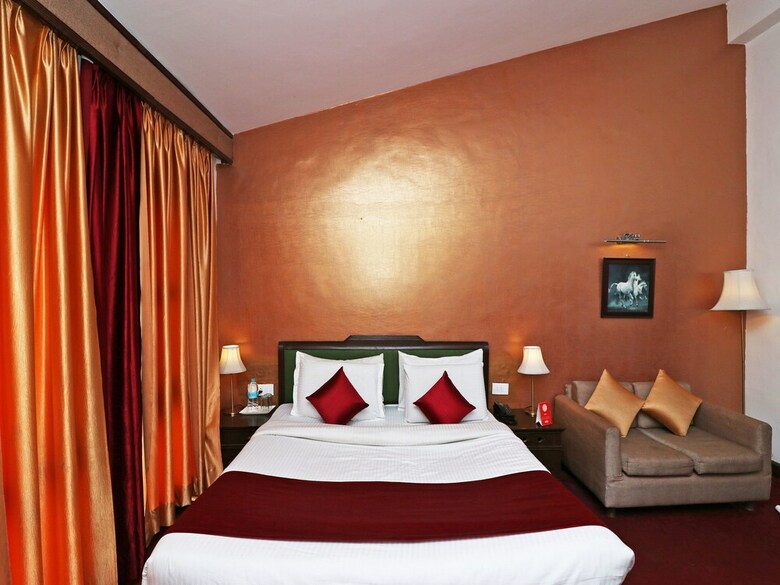 Hotel Oyo 9735 Vasant Palace