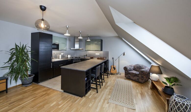 Spacious Treetop Apartment By Easybnb