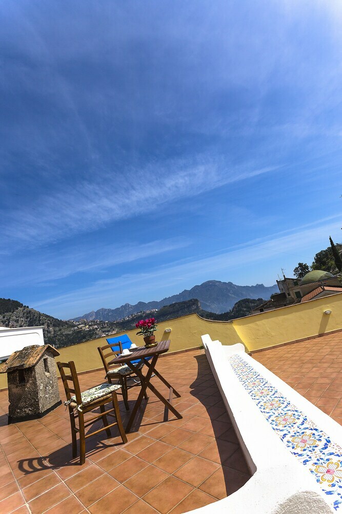 Amalfi Hills Country Hotel
