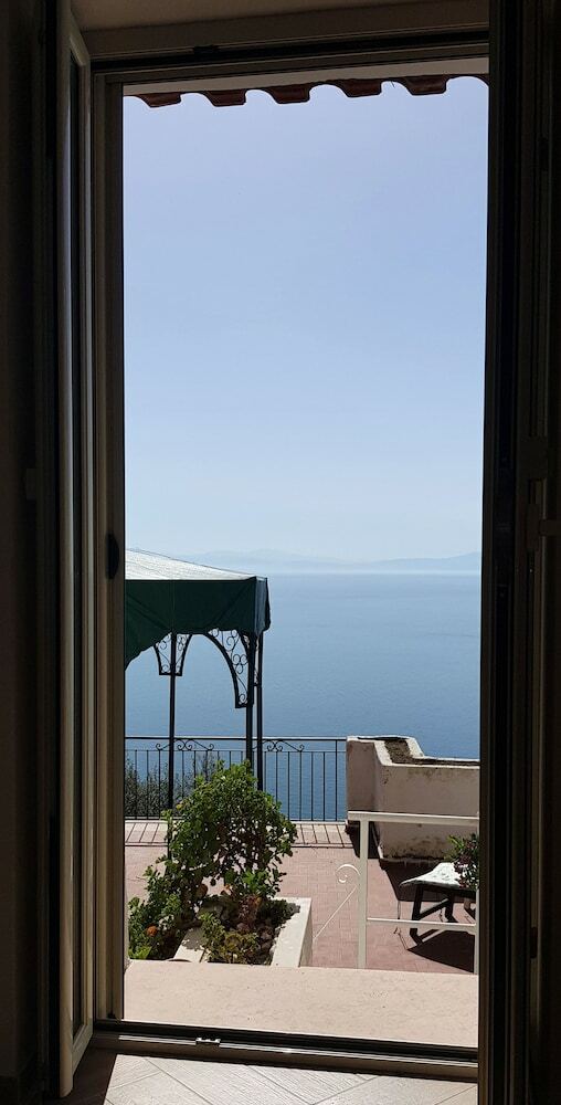 Amalfi Hills Country Hotel