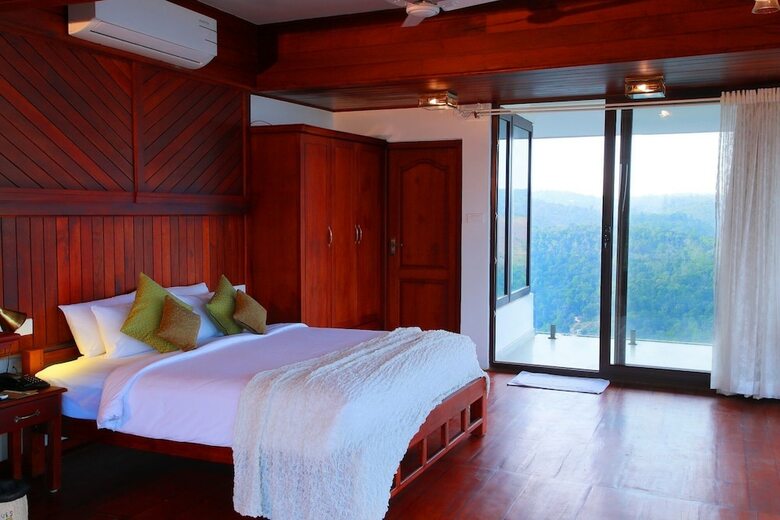 Hotel Hills & Hues