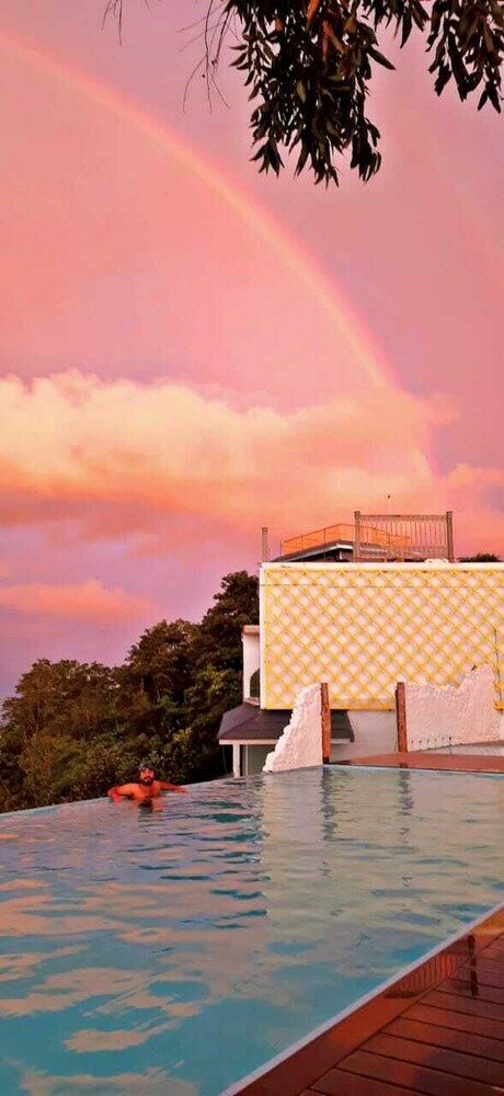Hotel Hills & Hues