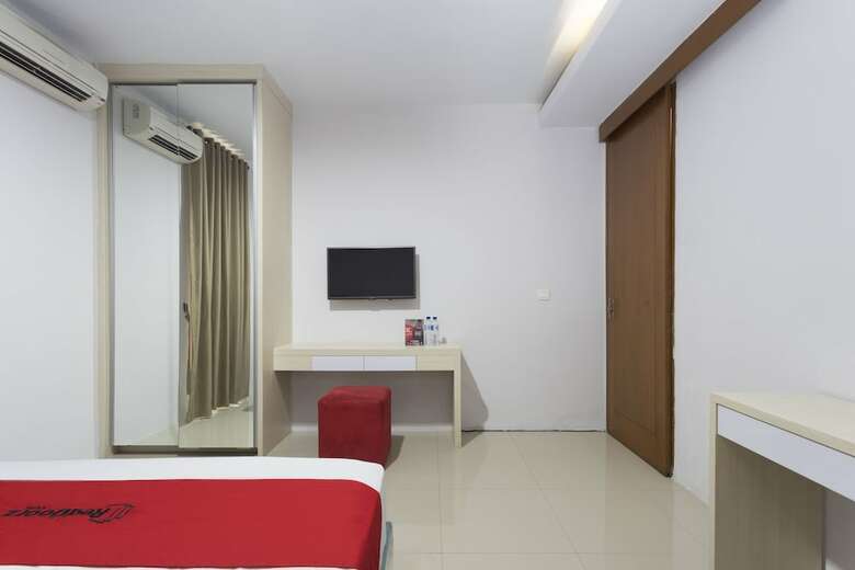 Hotel Reddoorz Plus Near Cilandak Town Square 2