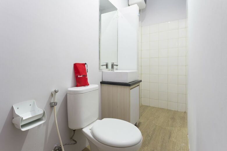 Hotel Reddoorz Plus Near Cilandak Town Square 2