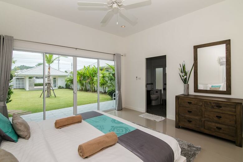 Hua Hin Pool Villa With 4 Bedrooms L27