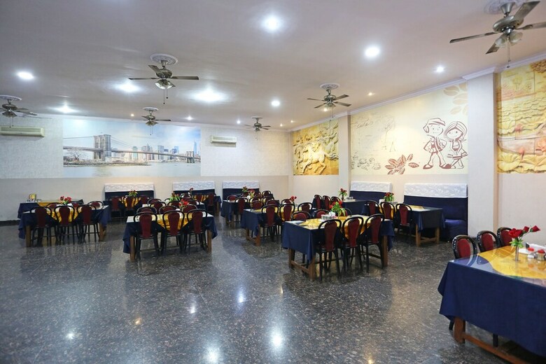 Oyo 9856 Hotel Mp Inn