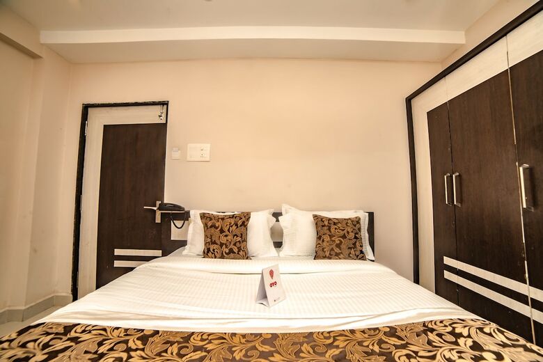 Oyo 9804 Hotel Sr Residency