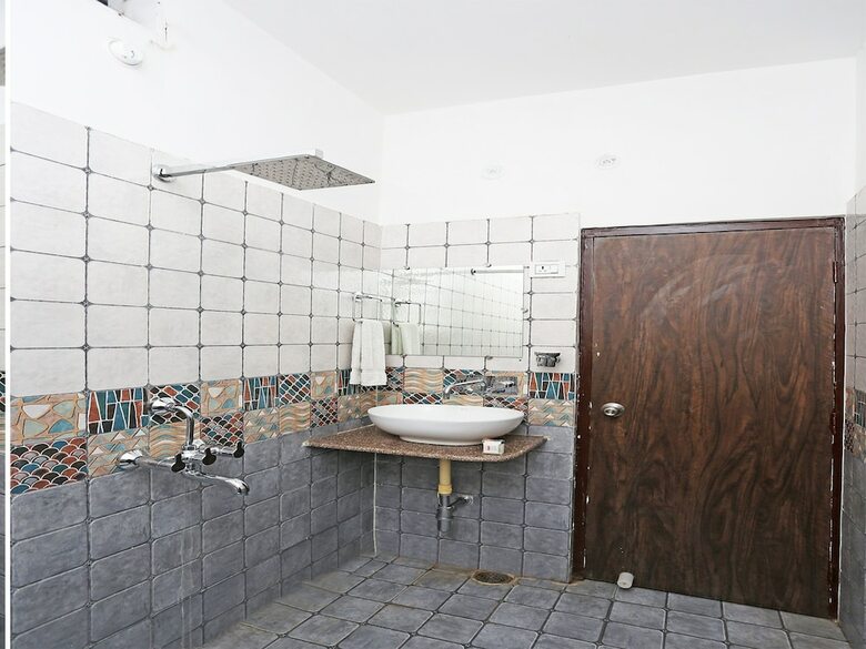 Hotel Oyo Flagship 120 Gupta Inn Cantonment