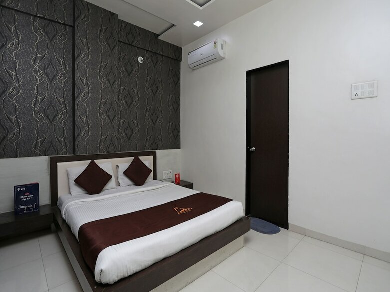 Oyo 8717 Everest Inn Hotel