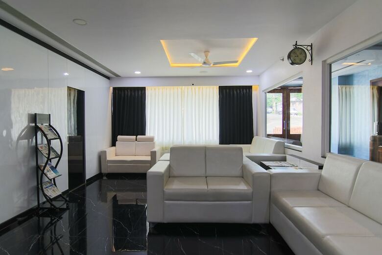 Oyo 9210 Hotel Blak & Wite