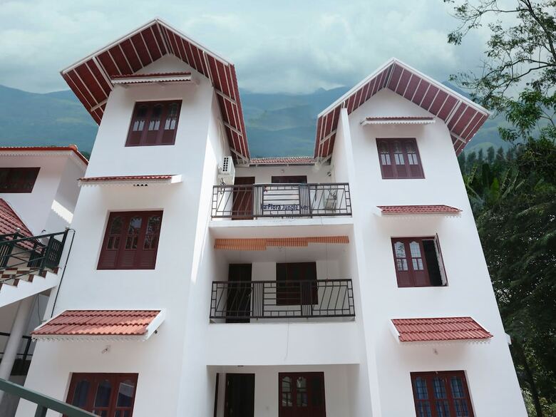 Hotel Oyo 10421 La Flora Resorts