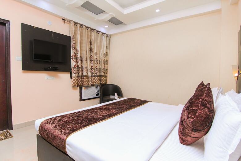 Oyo 11532 Hotel Sr Grand