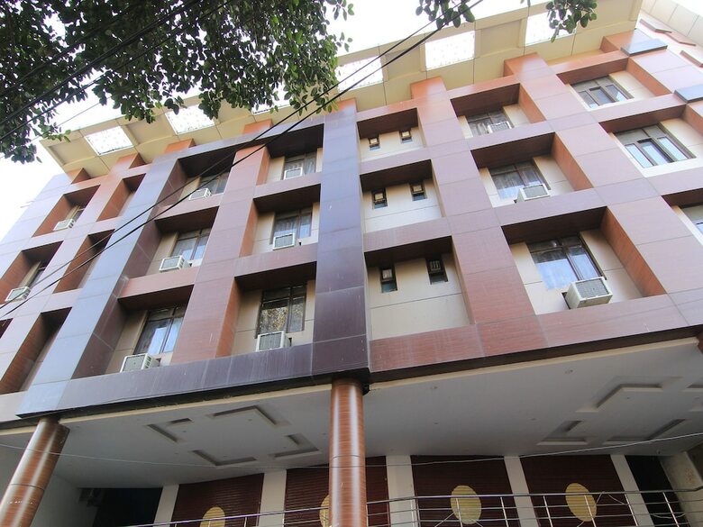 Oyo 11532 Hotel Sr Grand