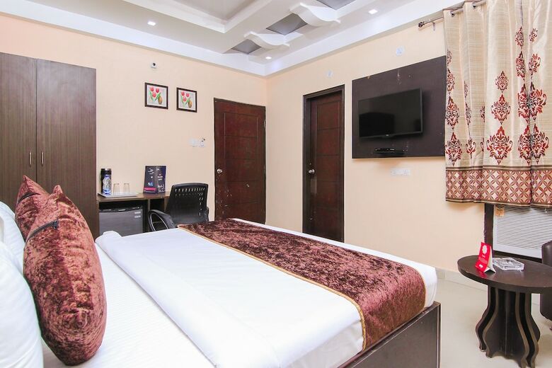 Oyo 11532 Hotel Sr Grand