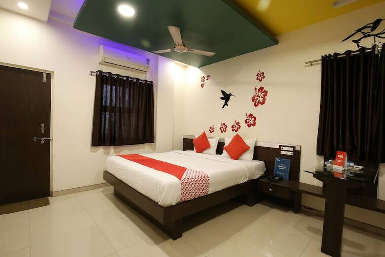 Oyo 11548 Hotel Mrunal Palace