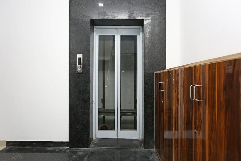 Oyo 10718 White Oak Hotel