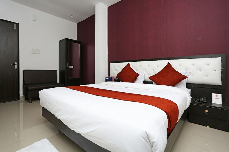 Oyo 10718 White Oak Hotel