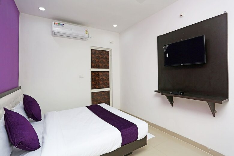 Oyo 10718 White Oak Hotel