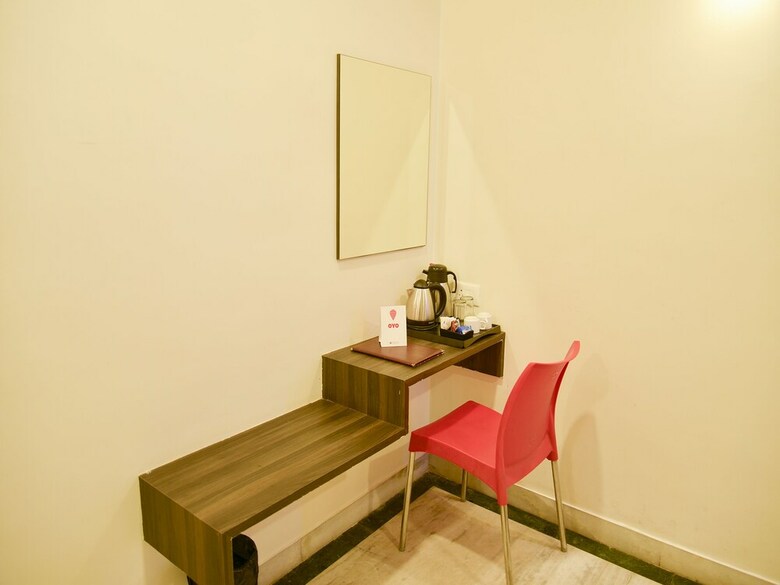 Oyo 4448 Hotel Suresh Plaza