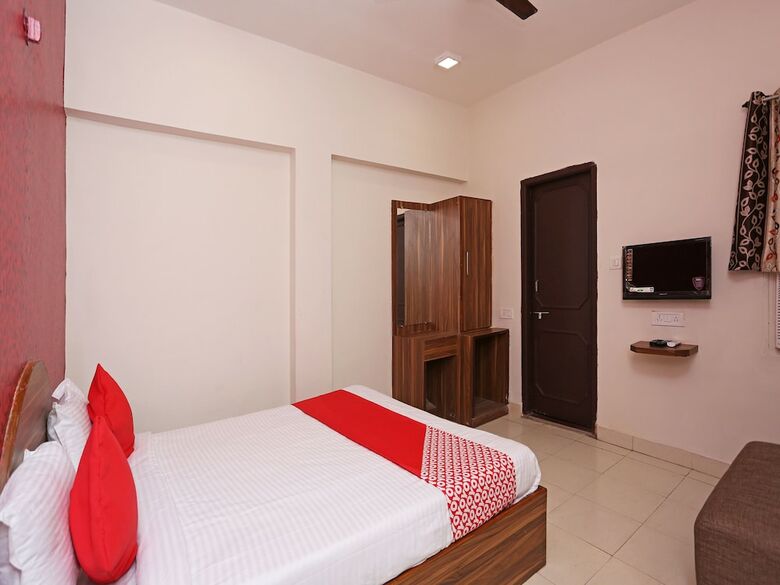 Oyo 7859 Hotel Gurukripa