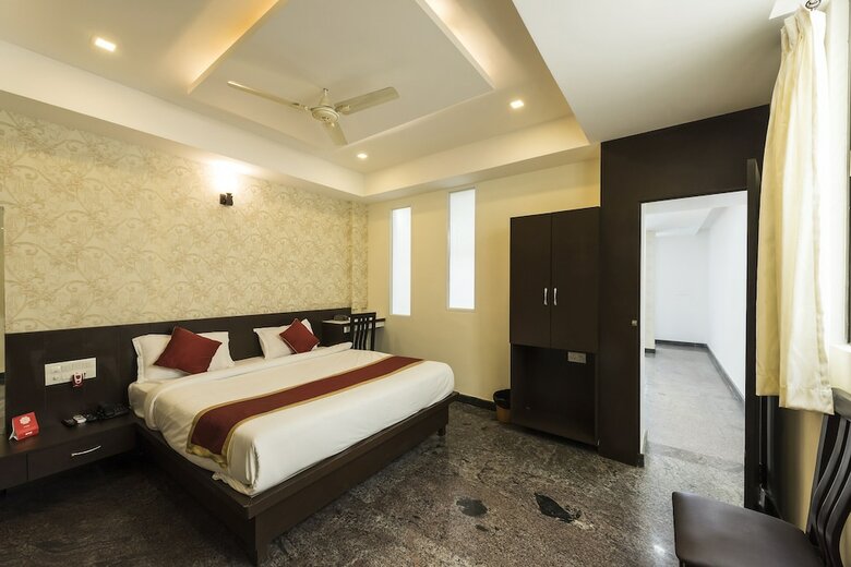 Oyo 11414 Hotel Silver Suites