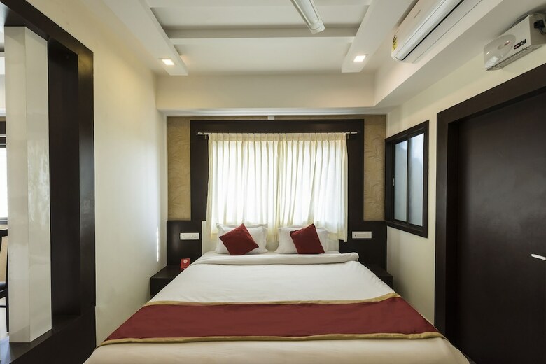 Oyo 11414 Hotel Silver Suites