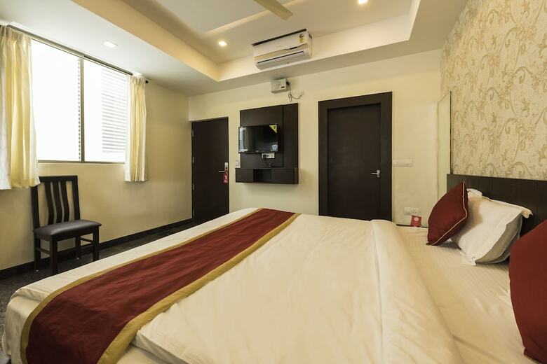 Oyo 11414 Hotel Silver Suites