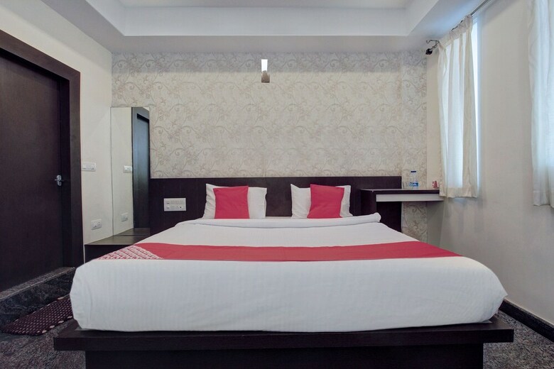 Oyo 11414 Hotel Silver Suites