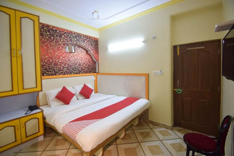 Oyo 10694 Hotel Royal Inn