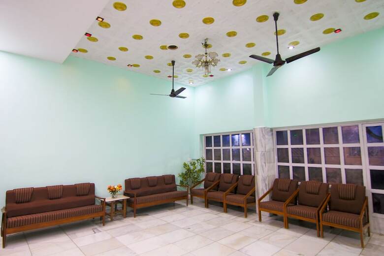 Oyo 10709 Hotel Sbt