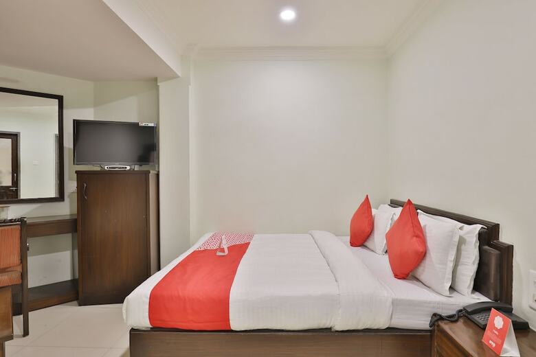Oyo 11007 Hotel Amity