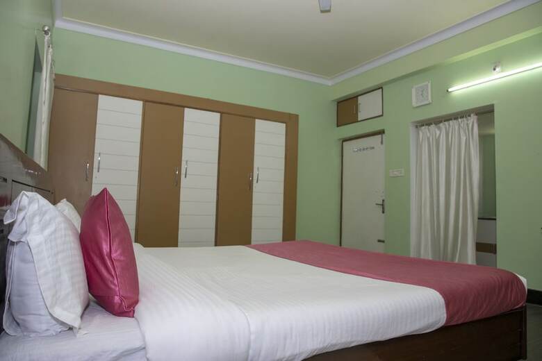 Oyo 11345 Hotel White House Inn