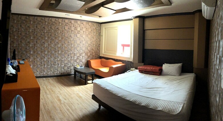 Public Hotel