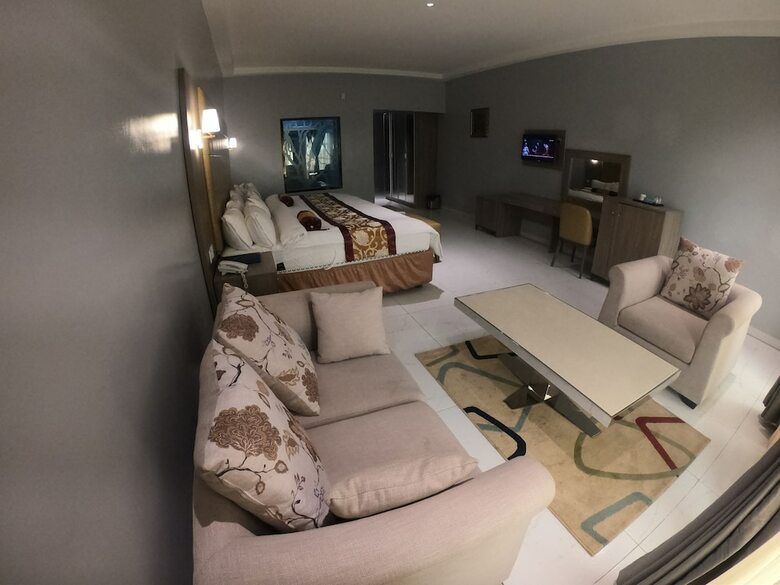 Maxbe Continental Hotel