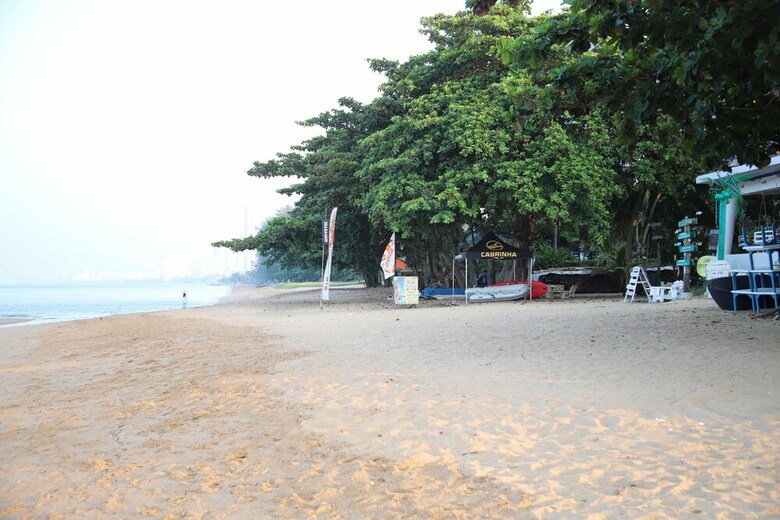 Baan Dhewaran Beachfront Villa