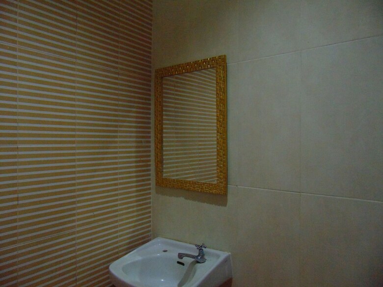 Hotel Room 868