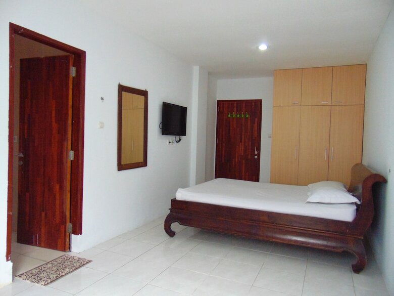 Hotel Room 868