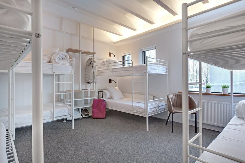 Hostal L�kur Hostel