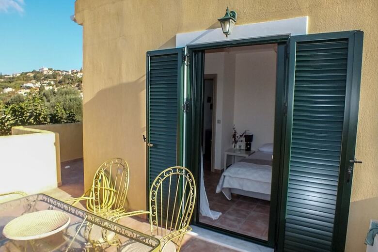 Apartamentos Ampelos Land