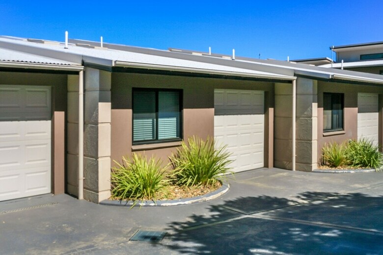 Khione 6 - Modern 2 Bedroom Townhouse