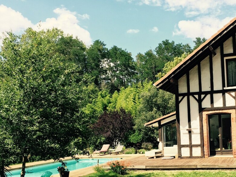 Cabana Coco Barn Wood Lodge