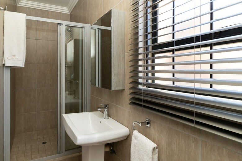 Camelot Guest House & Apartments