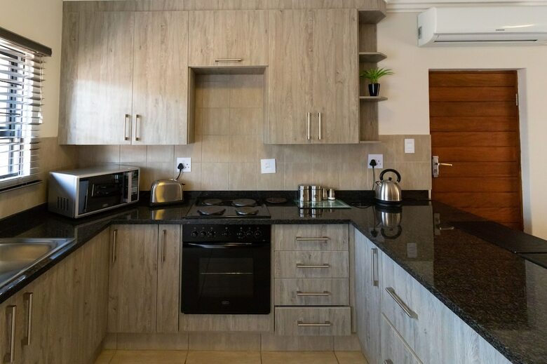 Camelot Guest House & Apartments
