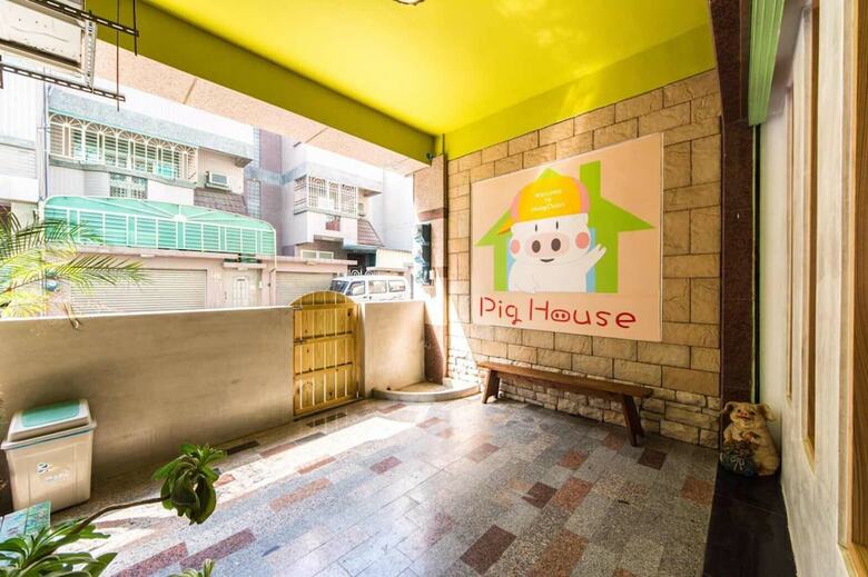 Bed & Breakfast Pig House II