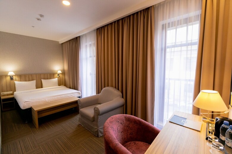 Harbor Club Hotel