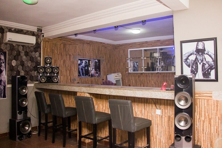 Duckland Hotel And Suites Ltd