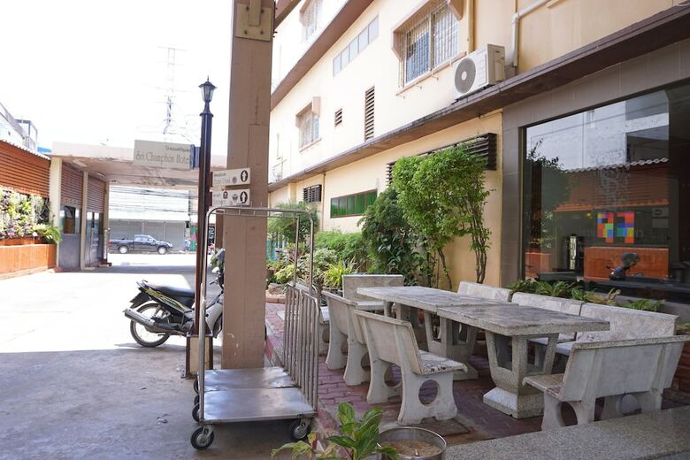Sri Chumphon Hotel