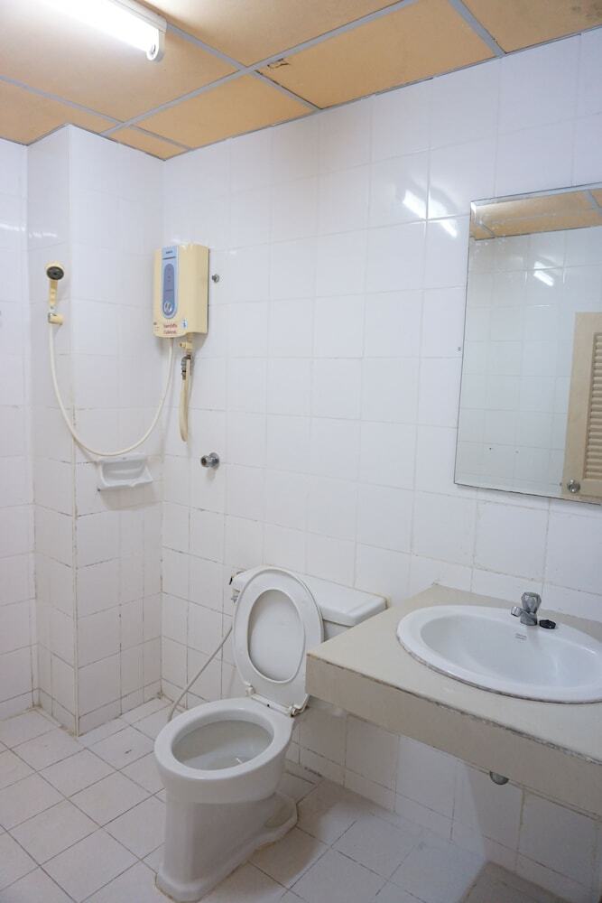 Sri Chumphon Hotel